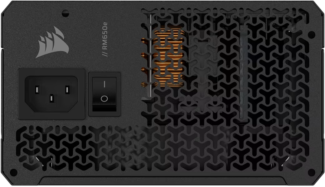 Nahaufnahme eines schwarzen Corsair-Netzteils mit Stromanschluss und Schalter.