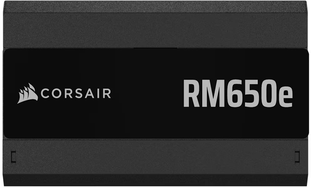 Schwarzes Corsair RM650e Netzteil. Marke und Modellname sind auf der Vorderseite abgebildet.