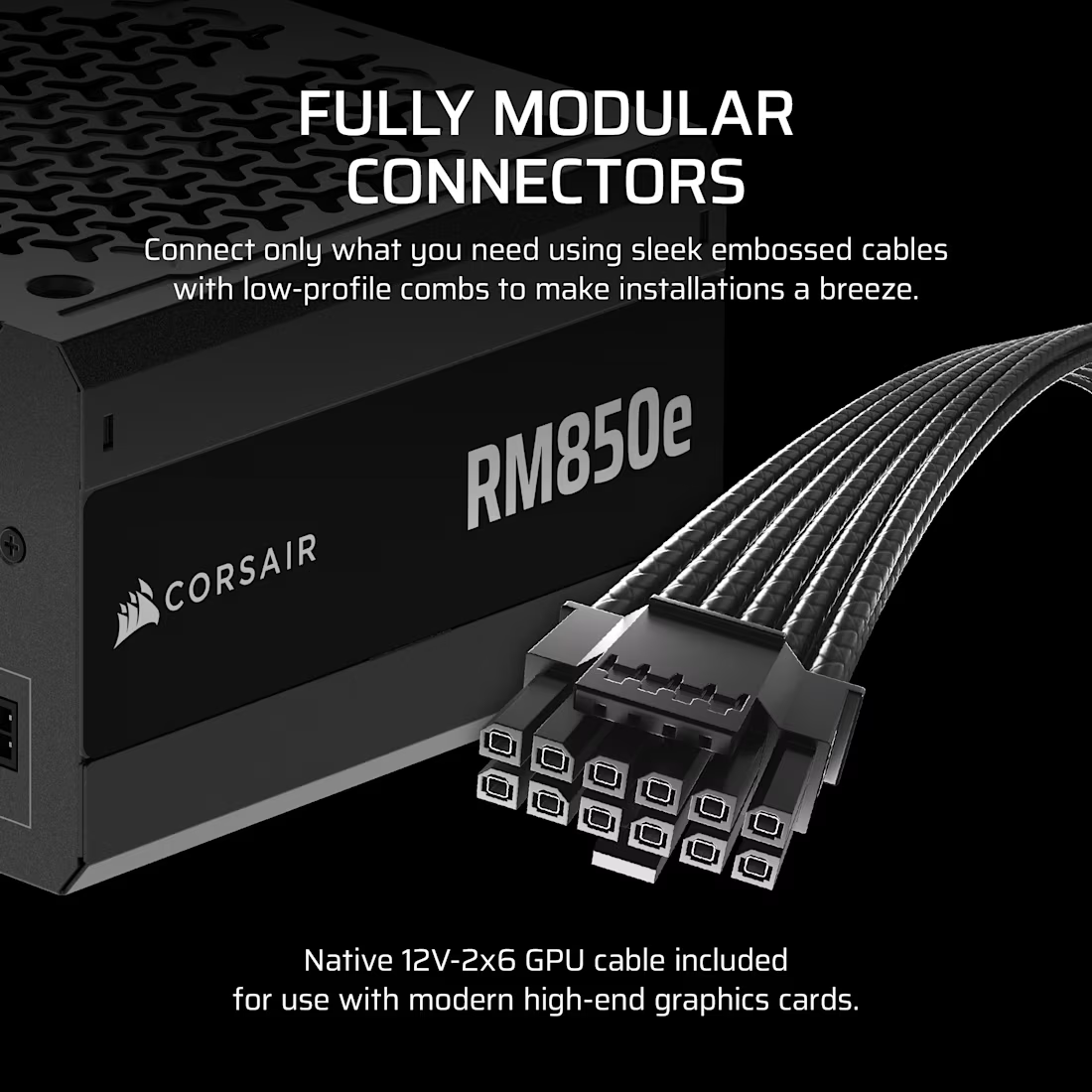 Ein schwarzes Corsair-Netzteil mit vollmodularen Anschlüssen und angeschlossenen schwarzen Kabeln.