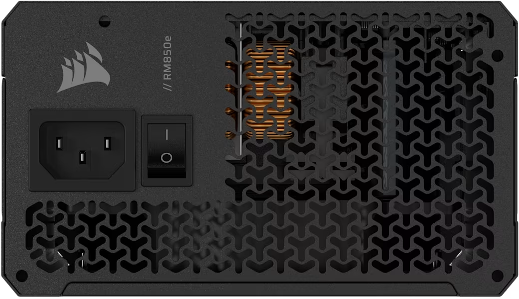 Rückseite eines schwarzen Corsair-Netzteils mit sichtbaren Komponenten.