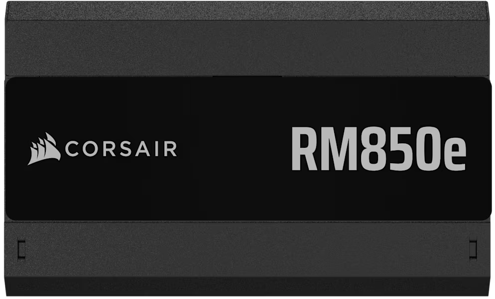Schwarzes Corsair RM850e Netzteil mit Logo und Text.
