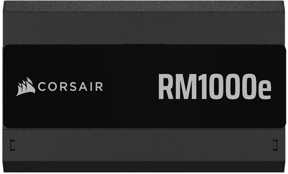 Schwarzes Netzteil mit 'Corsair'-Logo und 'RM1000e'-Text auf einem schwarzen Etikett.