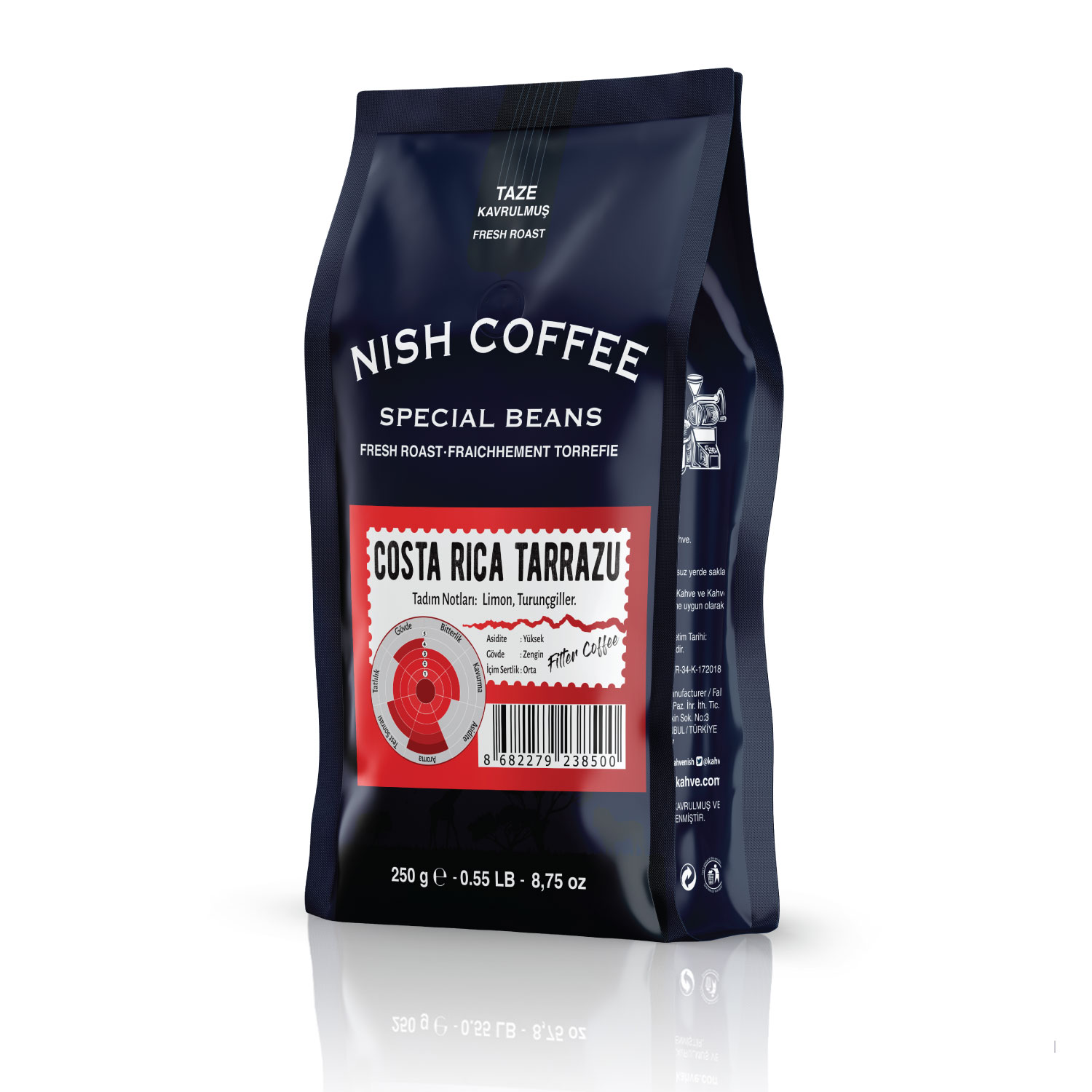 Nish Coffee, Costa Rica Tarrazu kahvesi poşeti, taze kavrulmuş metniyle. Siyah, kırmızı ve beyaz etiketli. Beyaz arka plan.