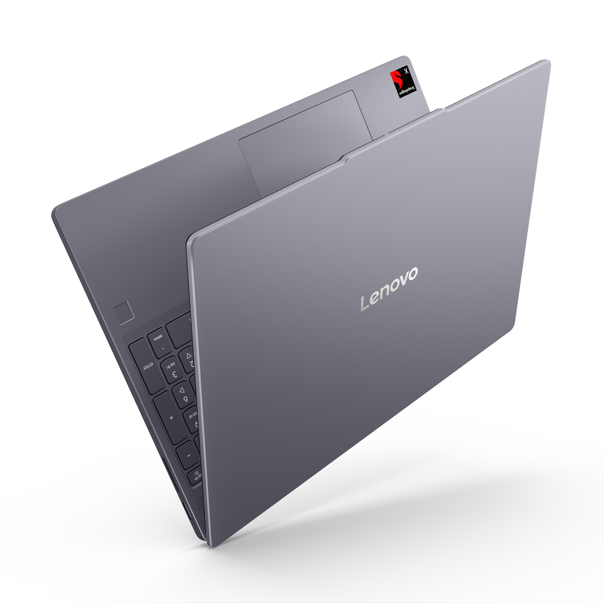 Ein grauer Lenovo-Laptop, geöffnet, in einem Winkel. Das Lenovo-Logo ist sichtbar.