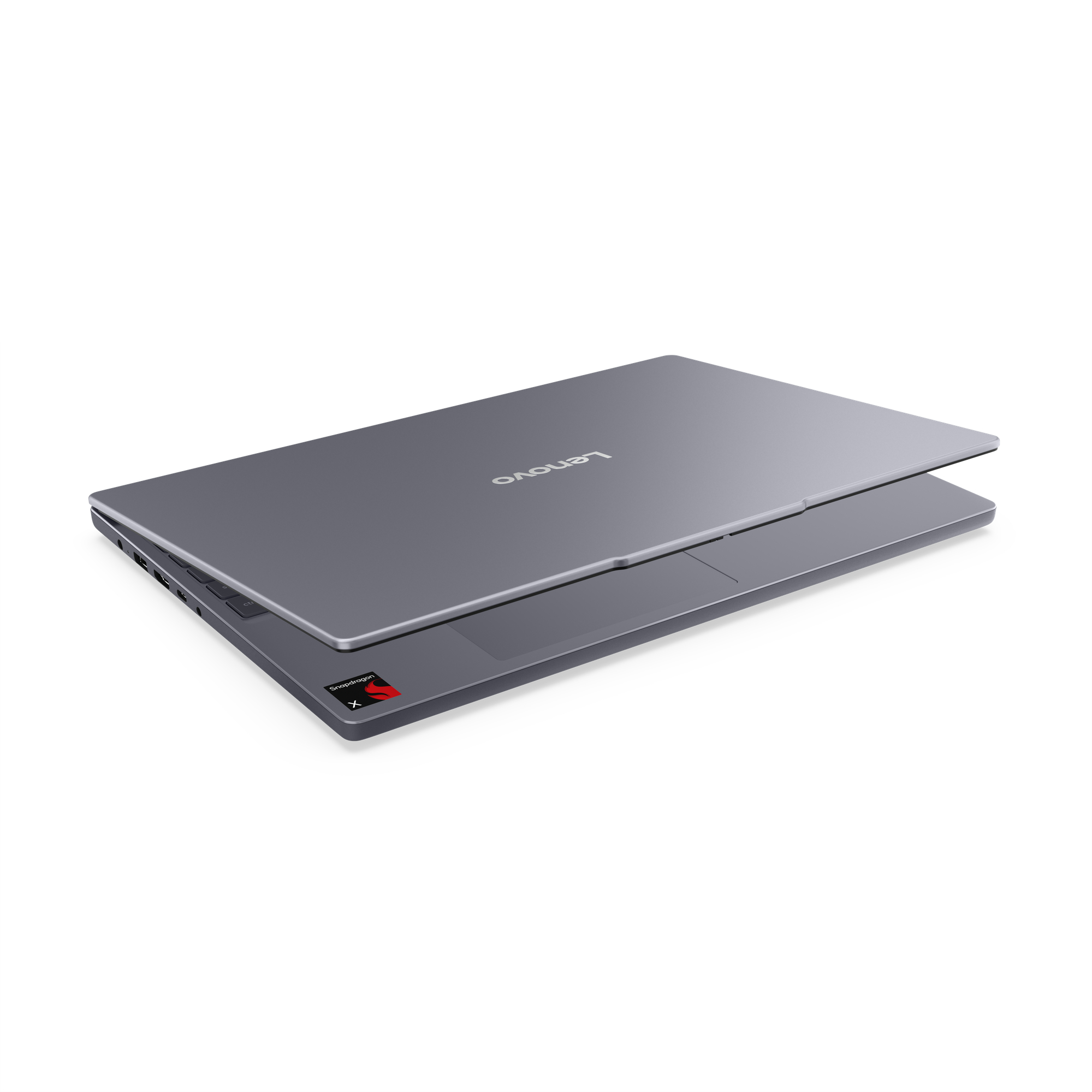 Ein geschlossener grauer Lenovo-Laptop mit leicht geöffnetem Deckel auf weißer Oberfläche.