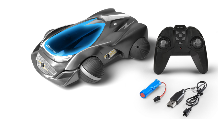 Graues Spielzeugauto mit Fernbedienung und Batterie auf weißem Untergrund.