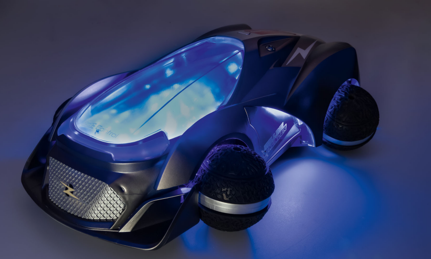 Futuristisches Spielzeugauto mit blau beleuchtetem Innenraum und kugelförmigen Rädern.