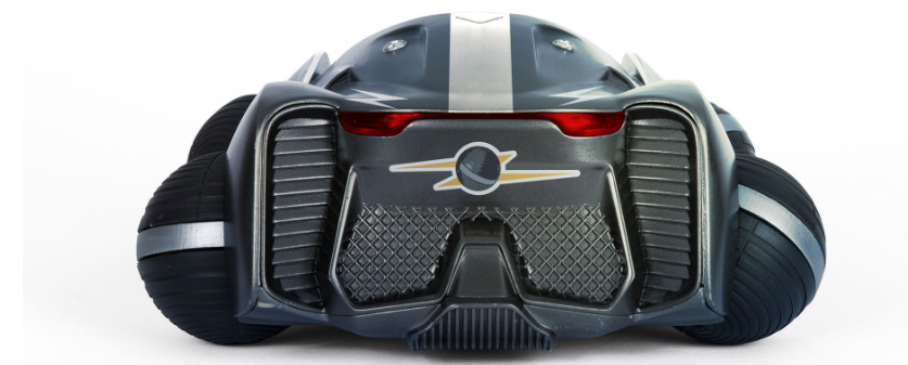 Rückansicht eines futuristischen grauen Autos mit großen Rädern. Es hat silberne Akzente und ein Logo. Weißer Hintergrund.
