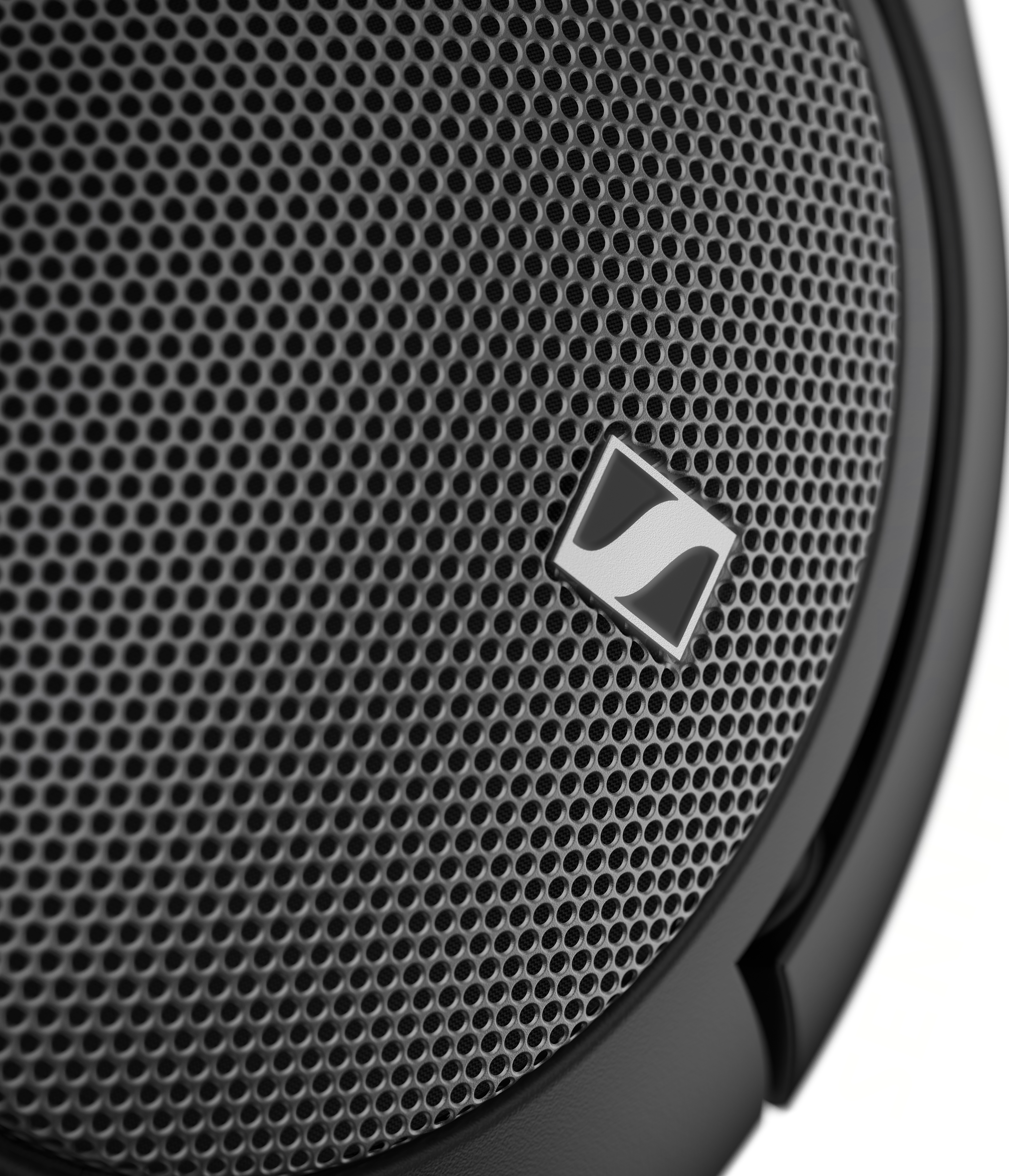 Nahaufnahme eines schwarzen Kopfhörerlautsprechers mit Lochblechgitter und Sennheiser-Logo.