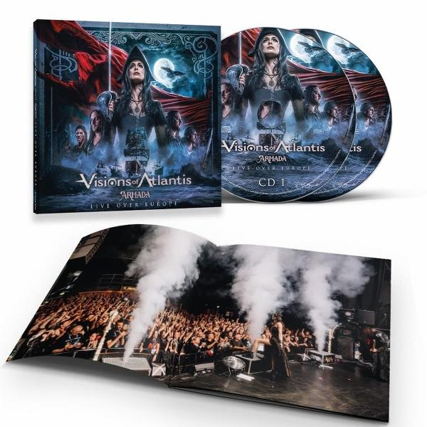 Visions of Atlantis CD-Set. Cover: Frau, rotes Tuch, Schiffe. Innen: Band auf der Bühne mit Rauch.