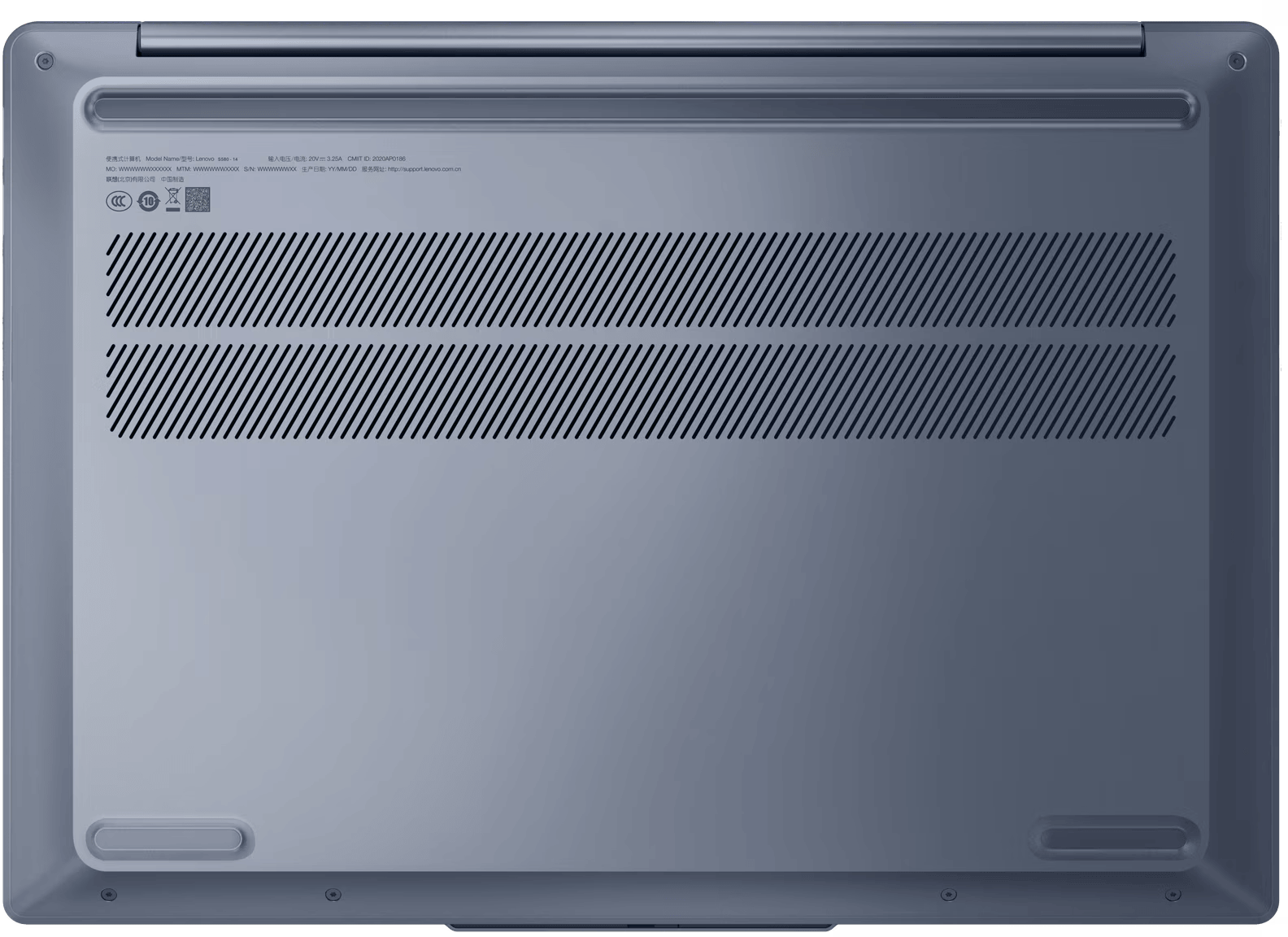 Egy szürke laptop alja szellőzőrésekkel és termékinformációval.