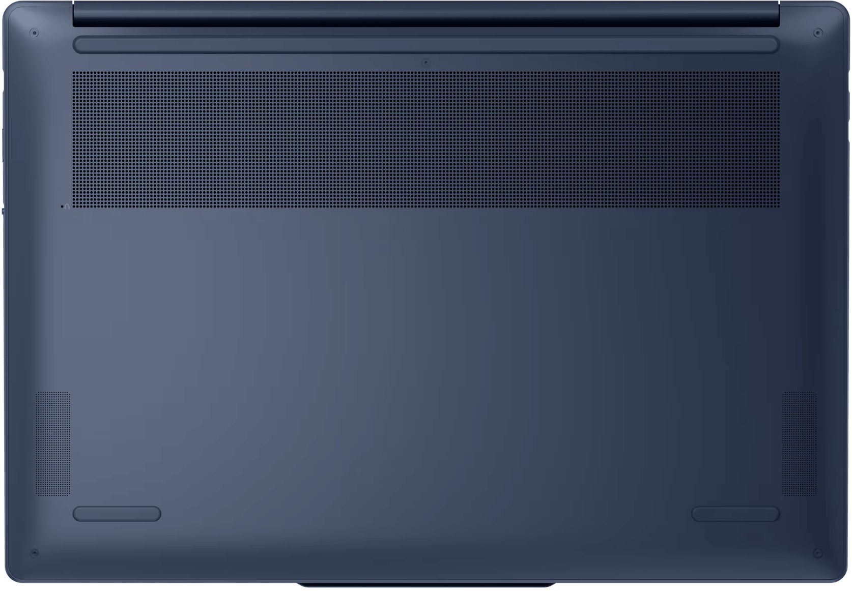 Sötétkék laptop alulnézete szellőzőnyílásokkal és gumilábakkal.