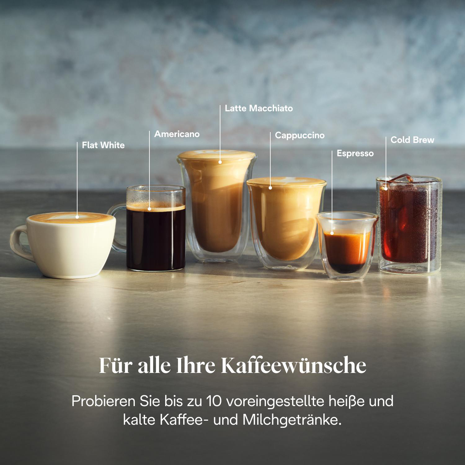 Kaffeegetränke mit Etiketten und Text auf weißer Oberfläche.