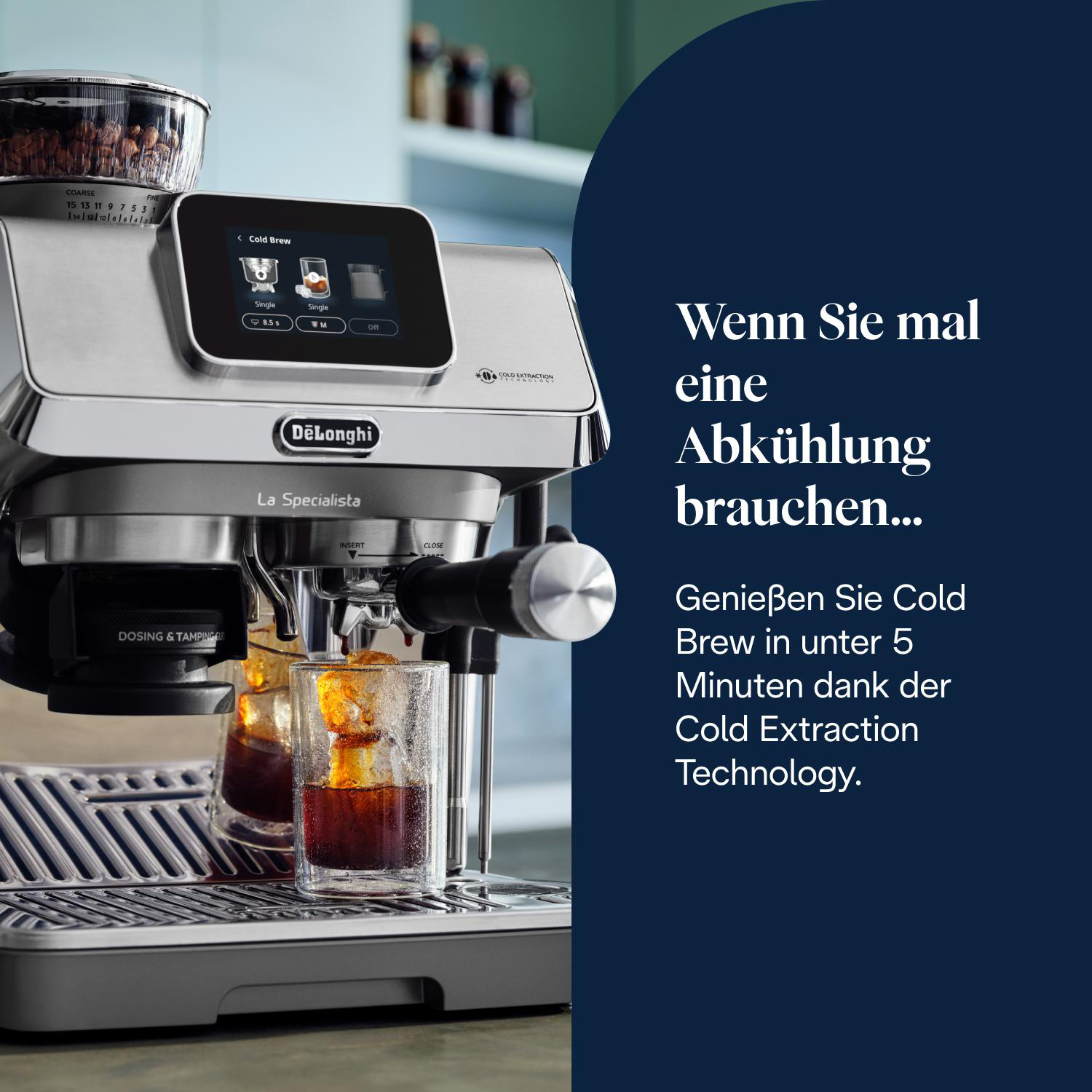 Espressomaschine mit deutschem Text. Maschine hat Touchscreen und zwei Kaffeegläser.