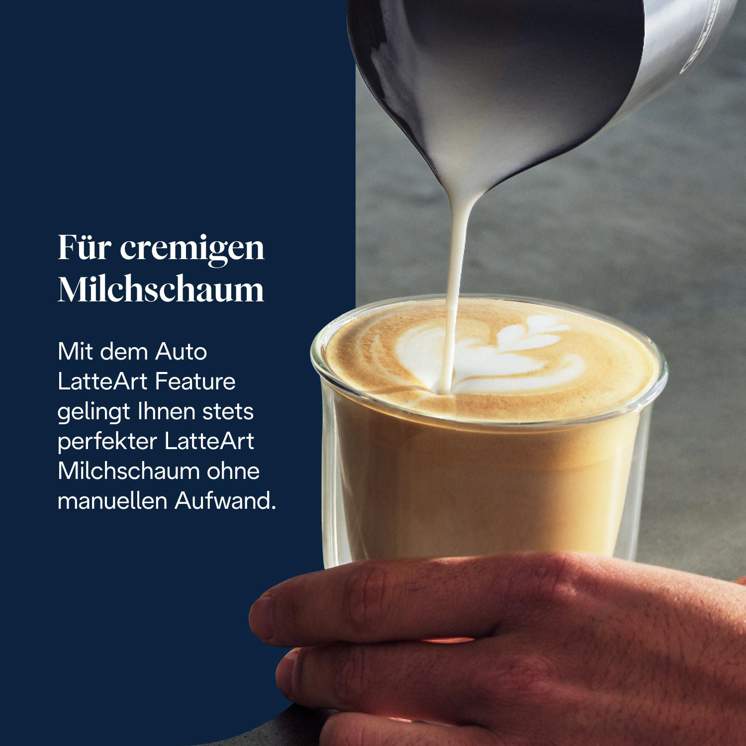 Eine Hand gießt Milch in einen Kaffee, wodurch Latte Art entsteht. Text: "Für cremigen Milchschaum".