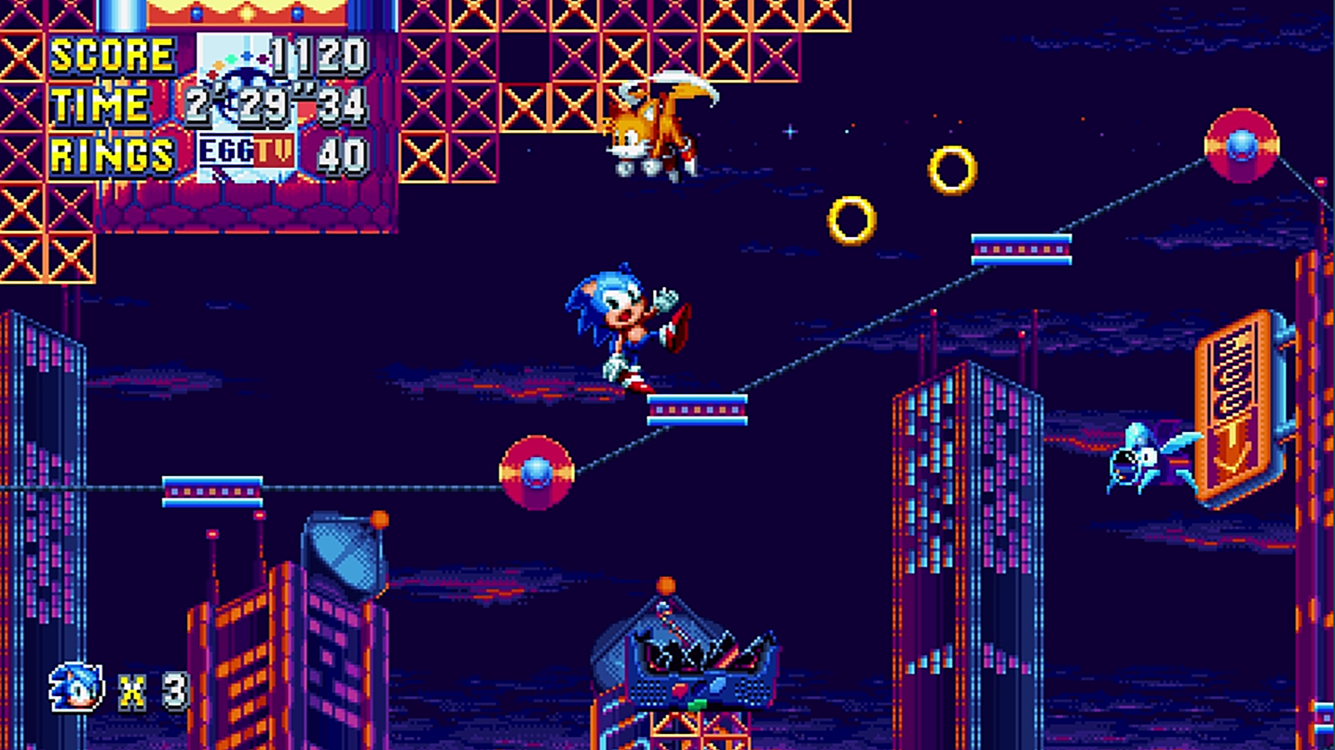 Una scena pixelata di un videogioco con Sonic e Tails in un ambiente urbano.