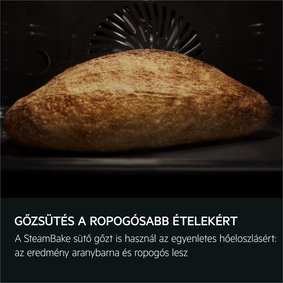 Egy kenyér a sütőben sütve, közelkép sötét háttérrel.
