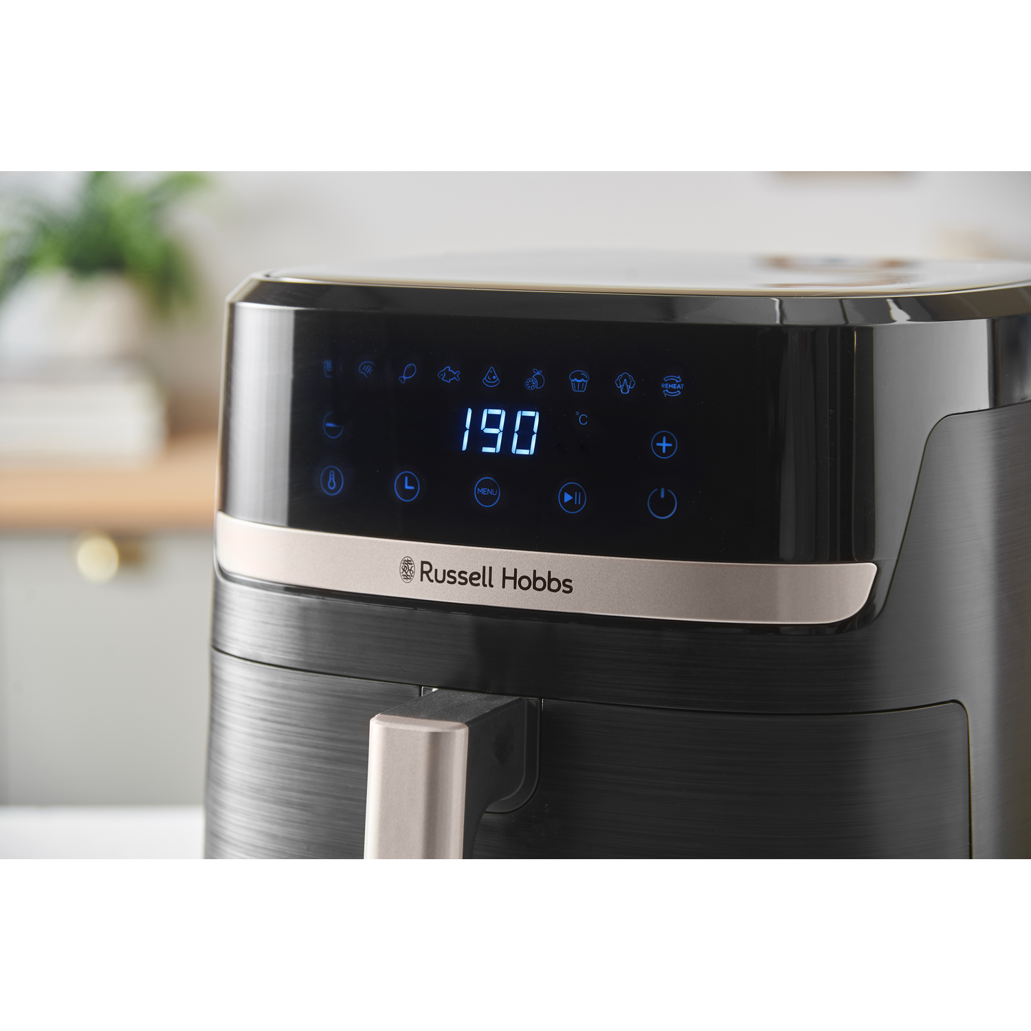 Een heteluchtfriteuse met een digitaal display met 190 graden Celsius. Een lichte keuken op de achtergrond.