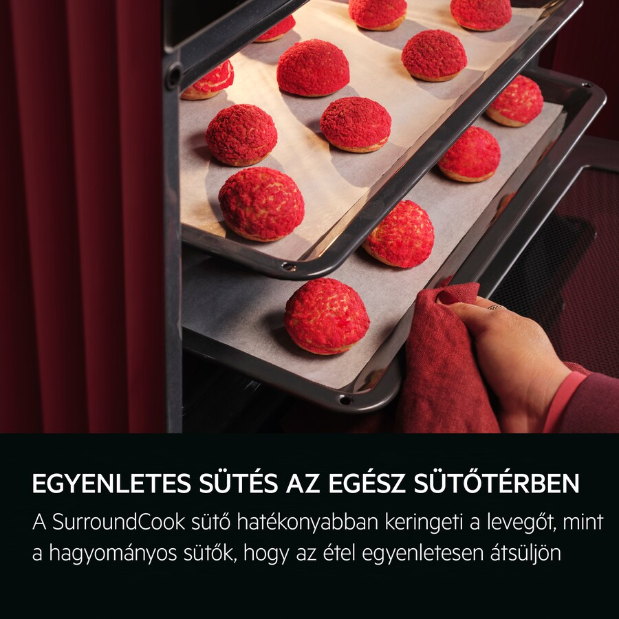 Piros sütemények egy sütőlapon a sütőben, kéz piros kendőt tart.