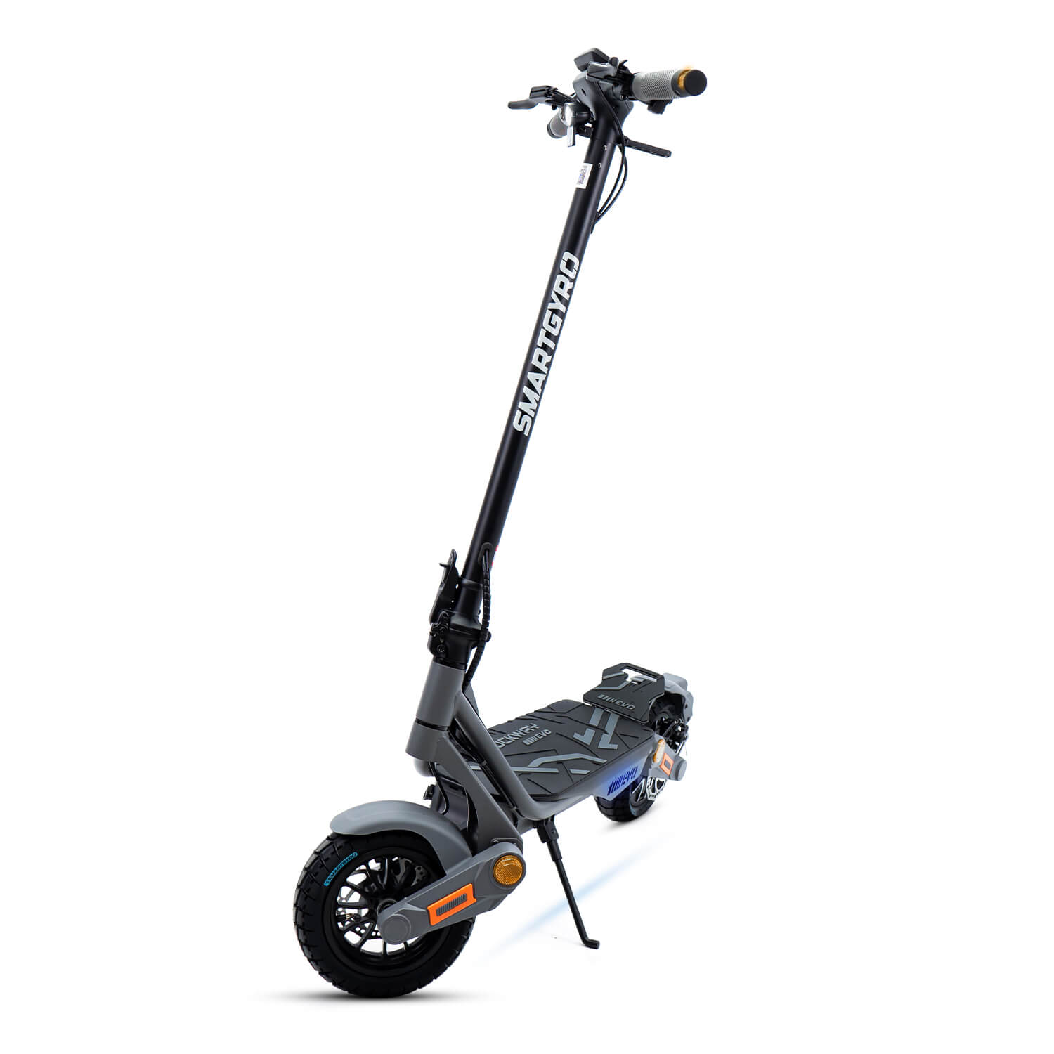Un patinete eléctrico negro y gris sobre un fondo blanco. La marca SMARTGYRO es visible.