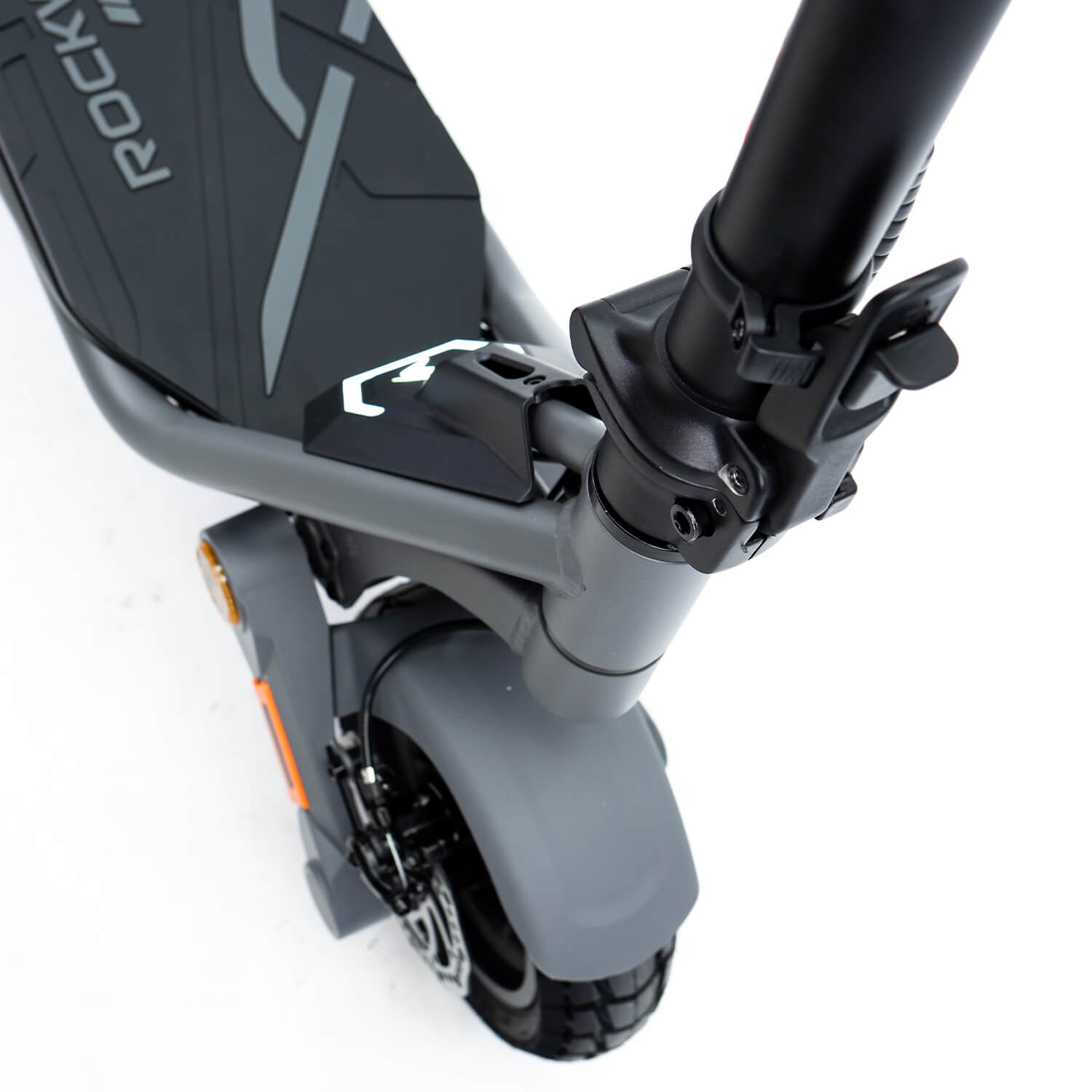 Patinete eléctrico gris con manillar negro y luz naranja.