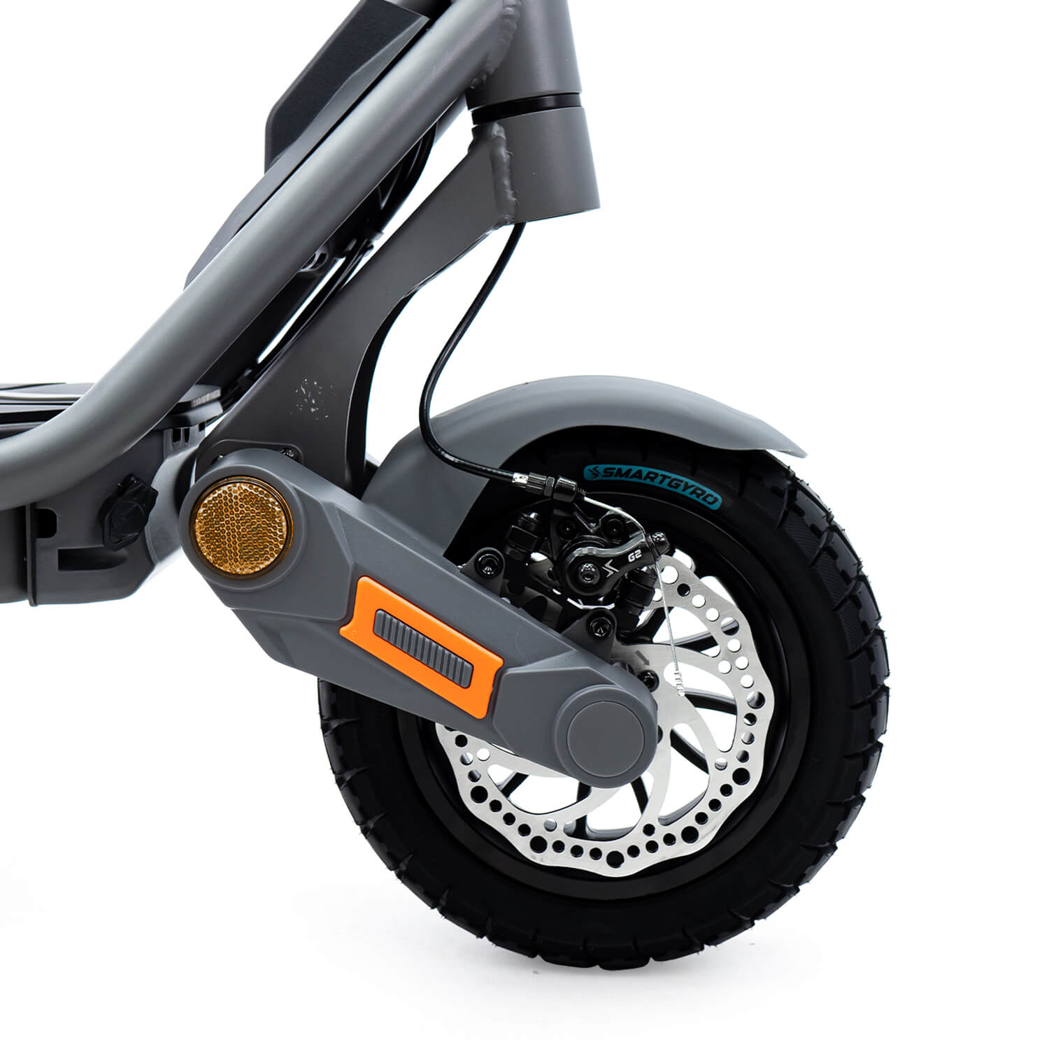 Primer plano de una rueda de patinete. Marco gris, neumático negro, detalles en naranja.