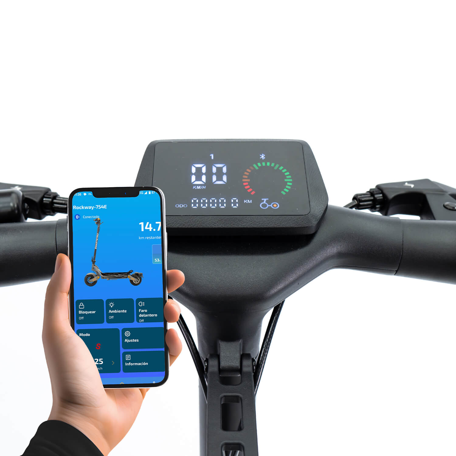 Mano sosteniendo smartphone con información de scooter junto a la pantalla del scooter.
