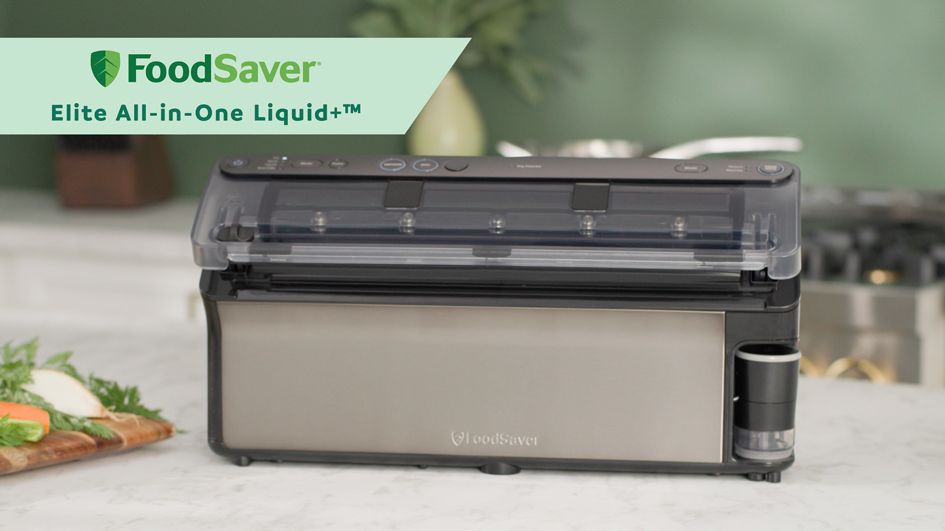 Una selladora al vacío FoodSaver con encimera, verduras y el logotipo de la marca.