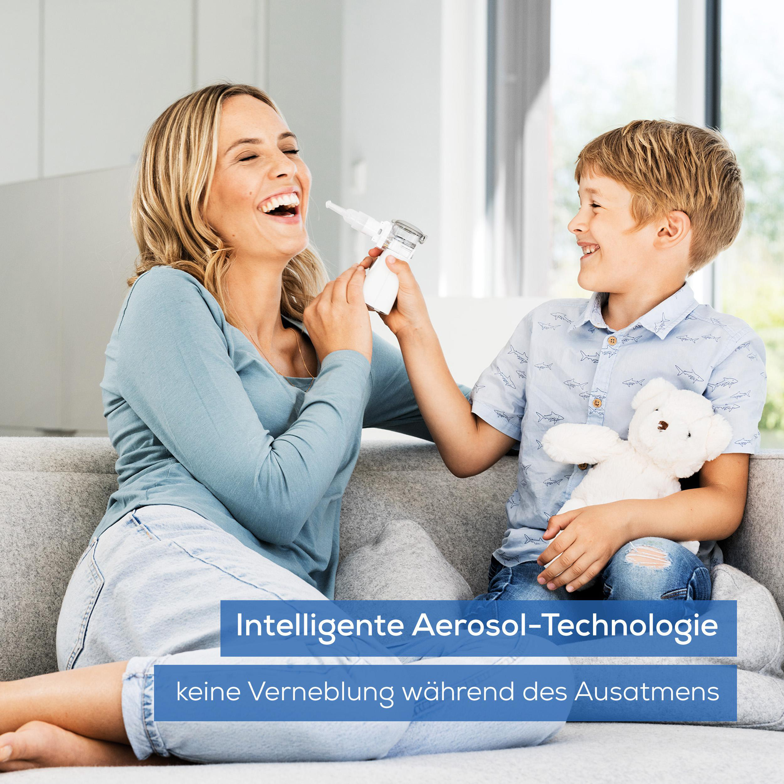 Eine Frau und ein Junge lachen, während sie einen Inhalator benutzen. Text: Intelligente Aerosoltechnologie.