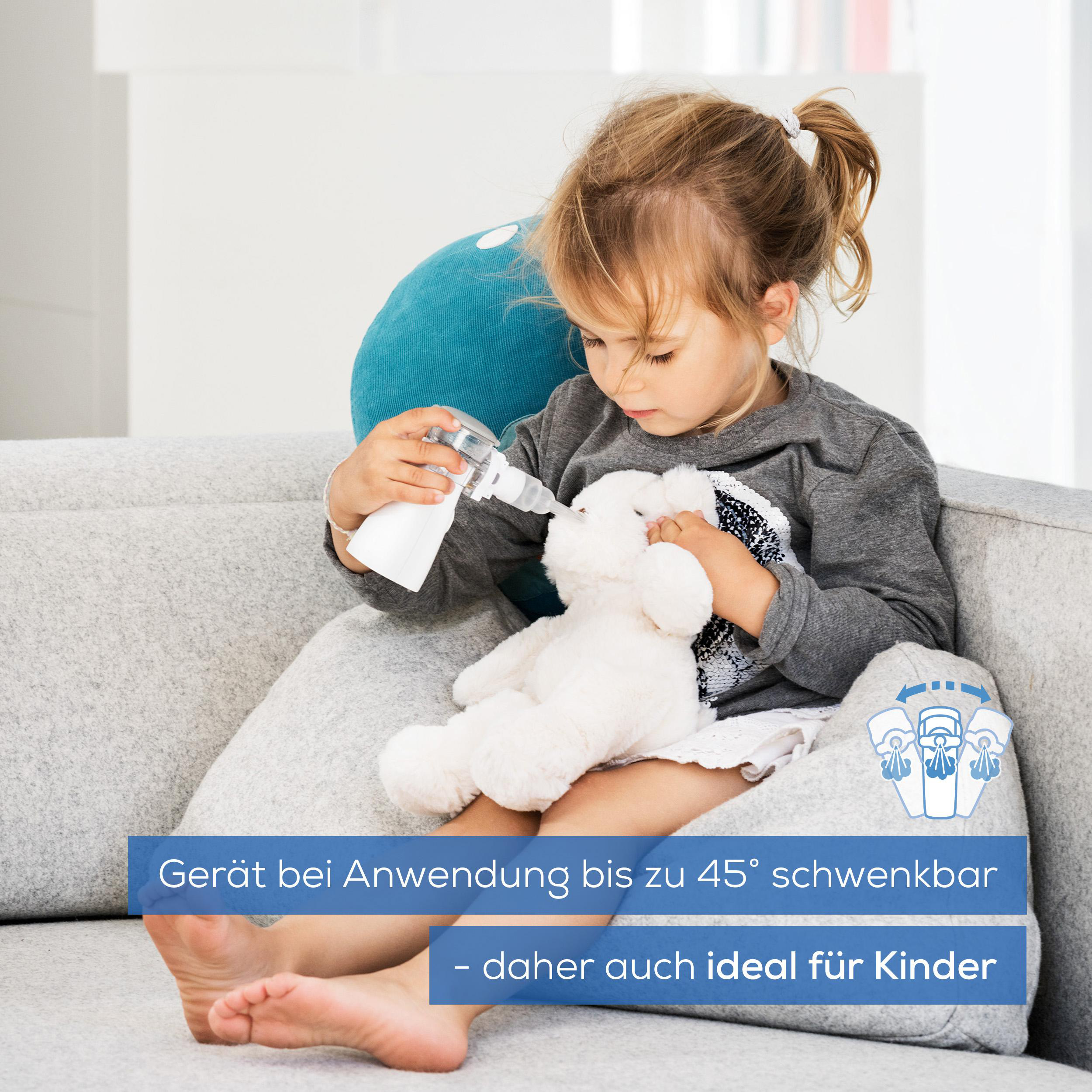 Kleines Mädchen benutzt einen Nasensauger mit einem Stofftier auf einer Couch.