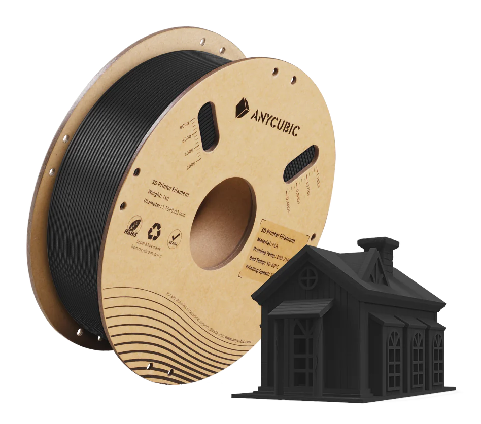 Szpula czarnego filamentu do drukarki 3D i czarny model domu na białym tle.