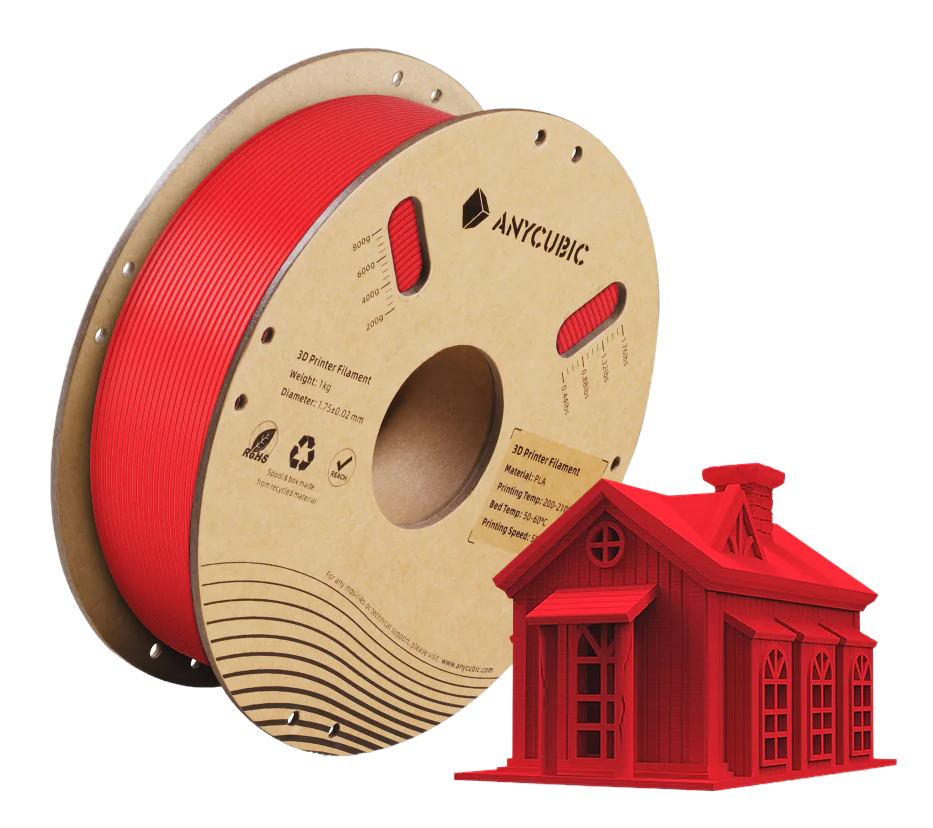 Czerwona szpula filamentu do drukarki 3D i czerwony model domu wydrukowany w 3D na białym tle.