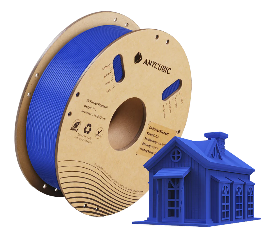 Szpula niebieskiego filamentu do drukarki 3D i niebieski model domu. Brązowe tło z kartonu.