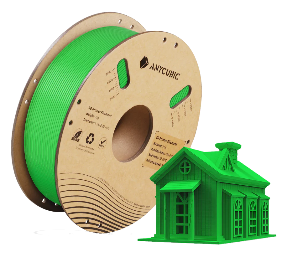Zielona szpula filamentu do drukarki 3D obok zielonego domku zabawek.