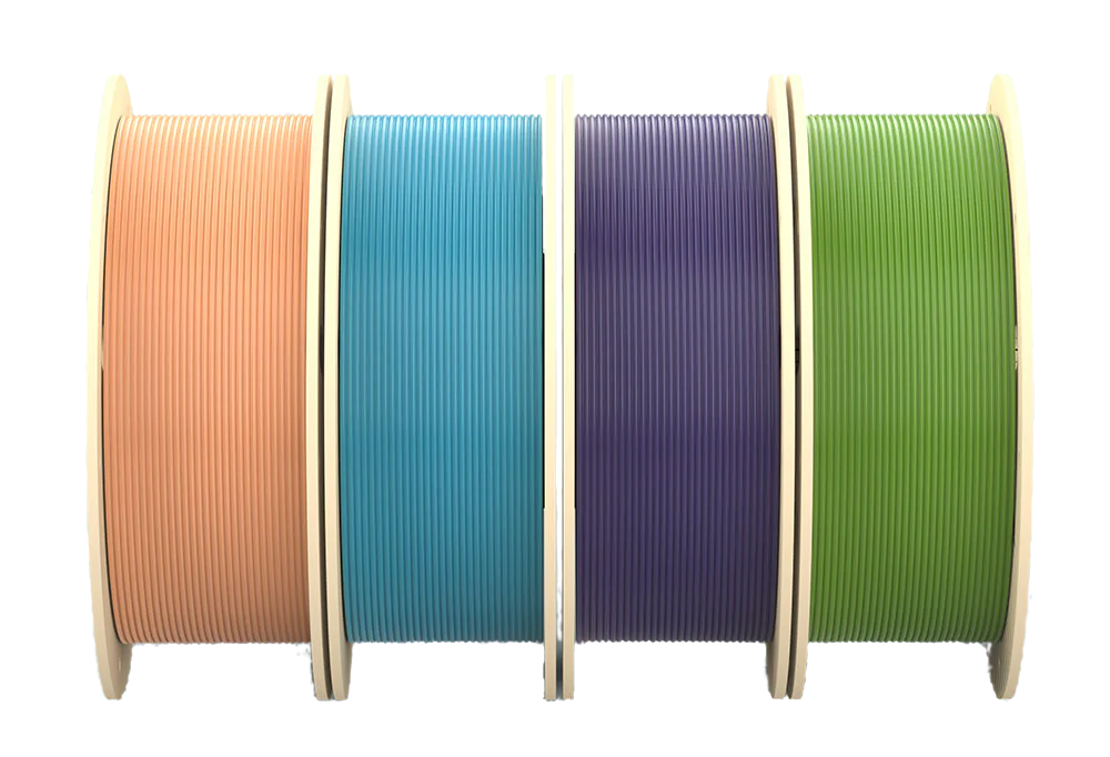 Cztery kolorowe szpule filamentu, pomarańczowe, niebieskie, fioletowe i zielone.