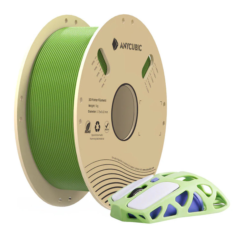 Zielona szpula filamentu do drukarki 3D obok zielonej i białej myszy drukowanej w 3D.