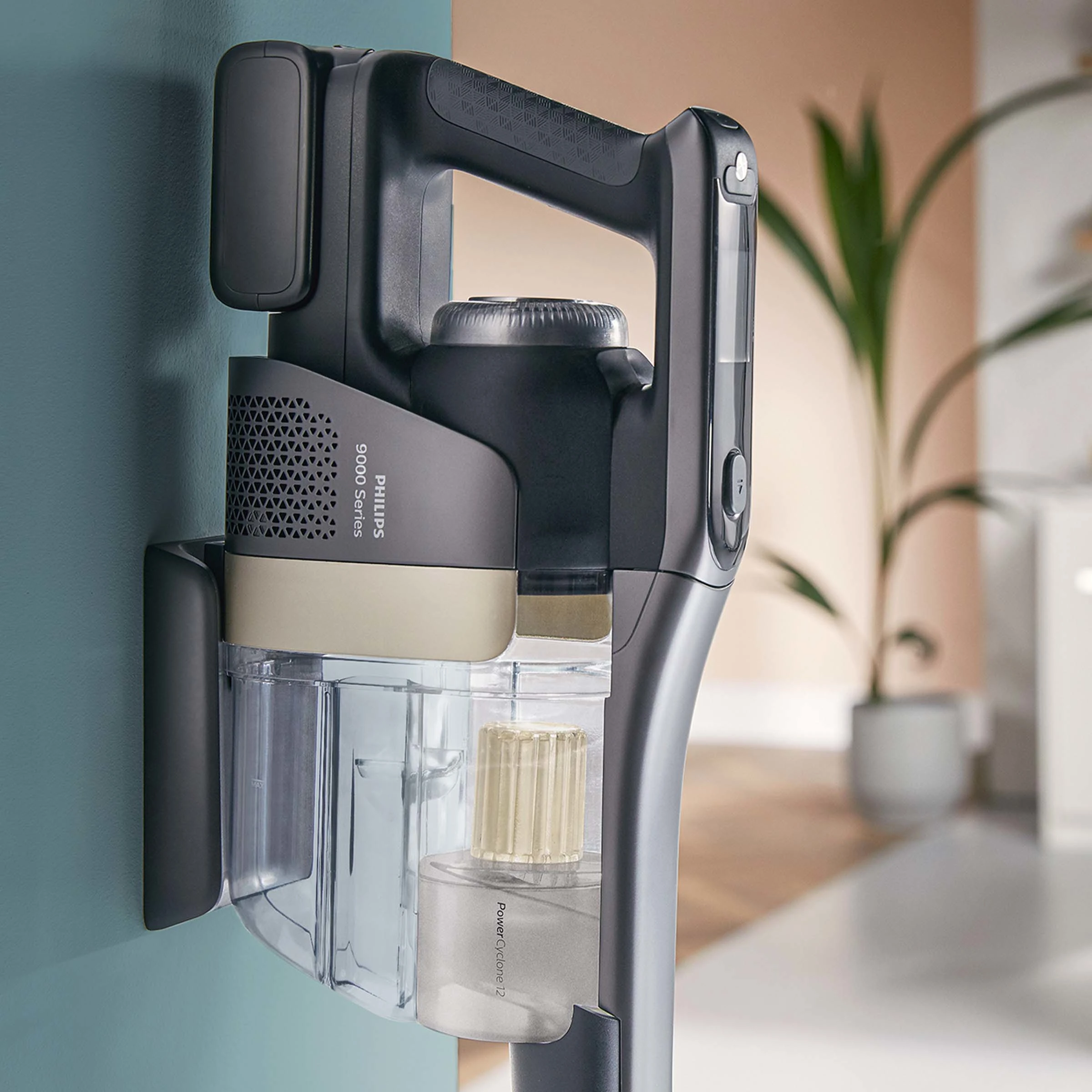 Zbliżenie odkurzacza Philips serii 9000 zamontowanego na ścianie.