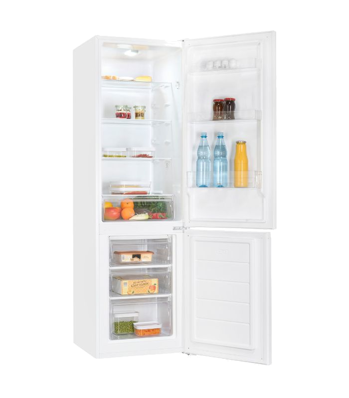 Geöffneter weißer Kühlschrank mit Essen. Obere und untere Fächer sichtbar.