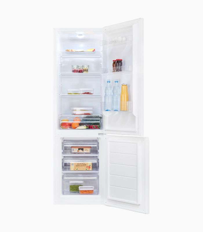 Weißer Kühlschrank mit geöffneten Türen.