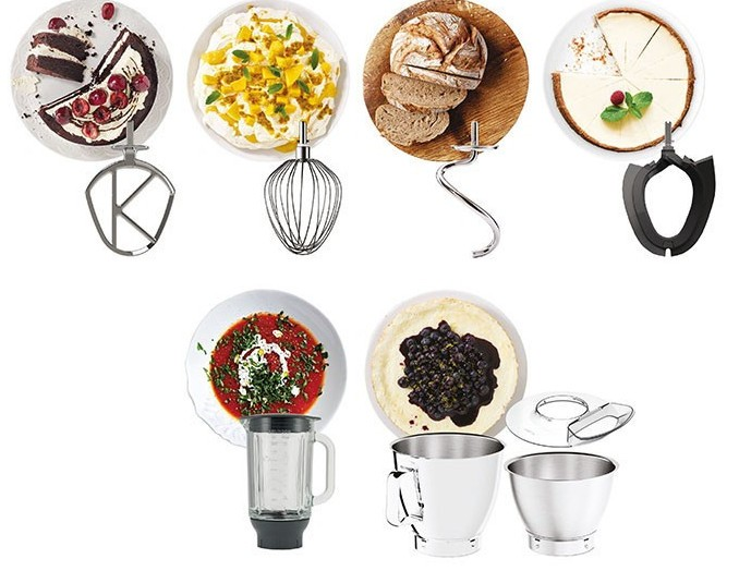 Różne produkty spożywcze i akcesoria do miksera są ułożone na białych talerzach. Obecne są również różne nasadki do miksera.