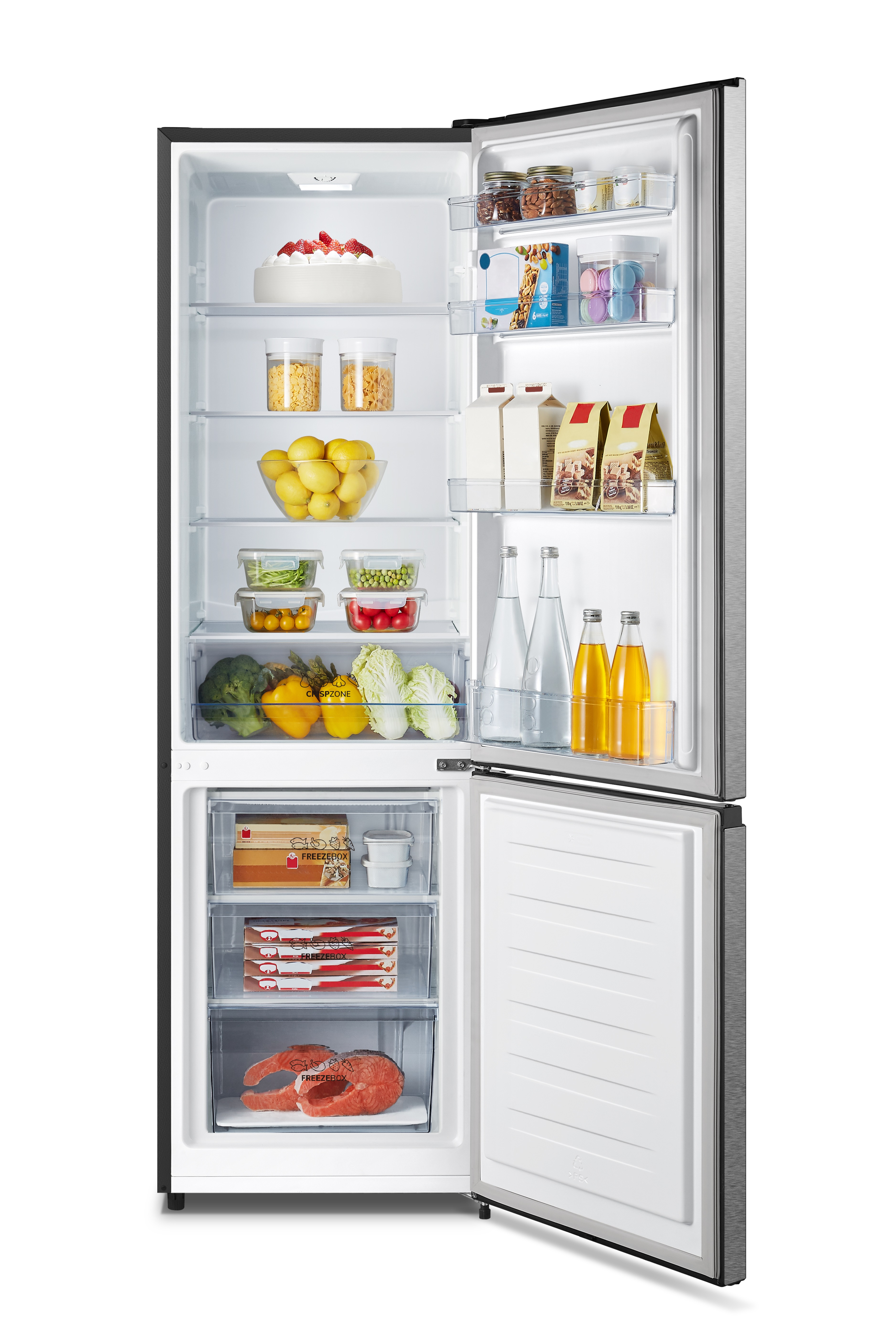Ein Kühlschrank mit geöffneten Türen, der Regale mit Essen und Getränken zeigt. Lachs befindet sich im Gefrierfach unten.