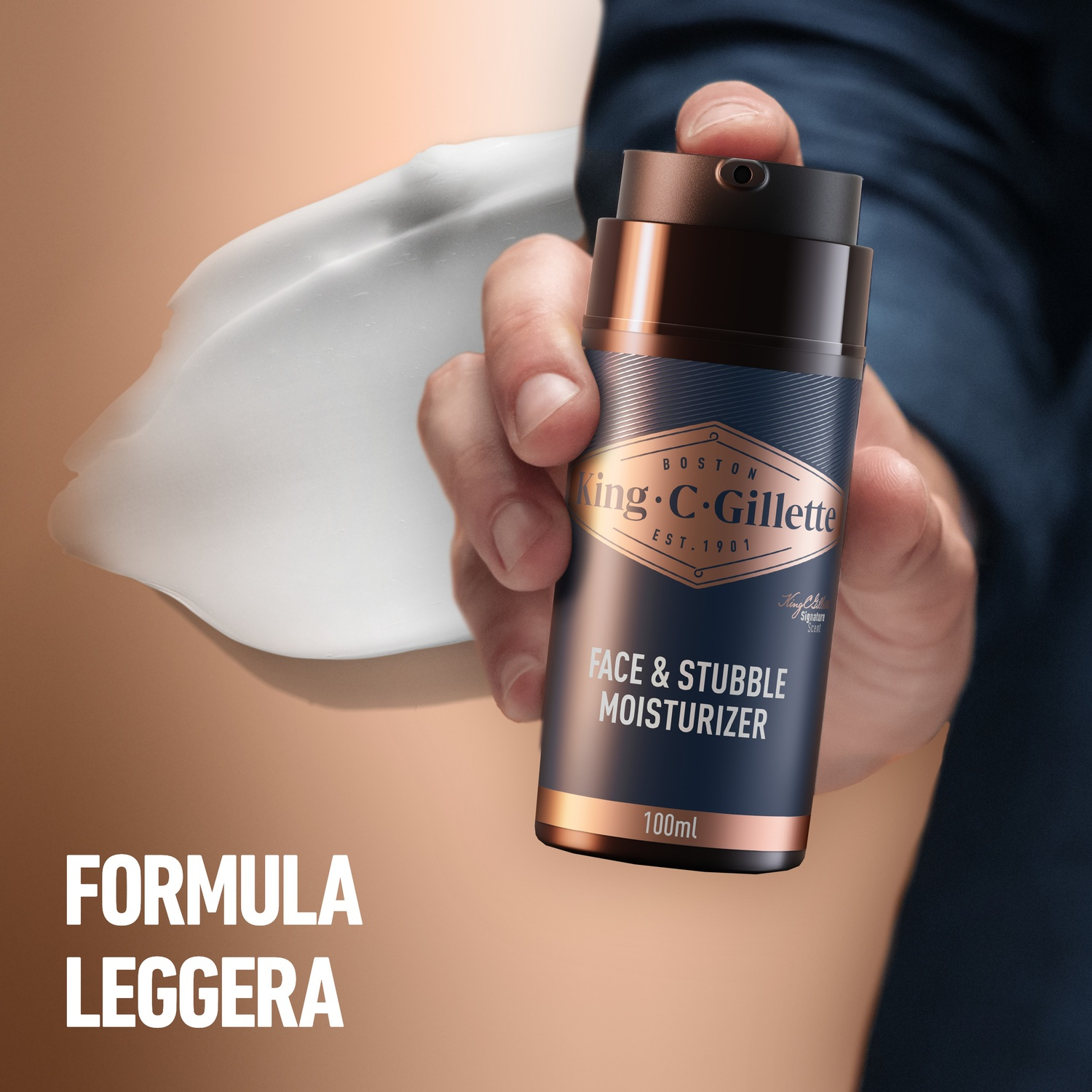 Uomo che tiene un idratante King C. Gillette. La crema è visibile sul braccio.