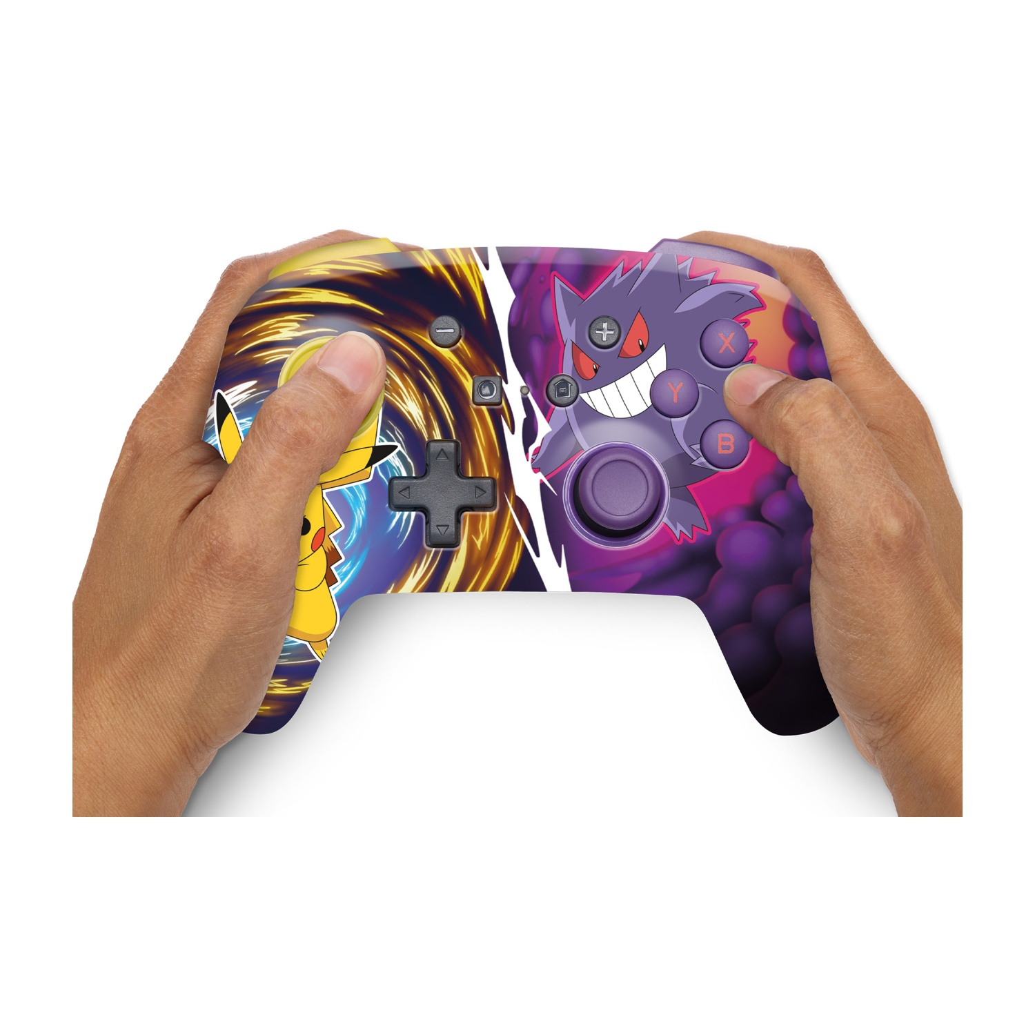 Mani che tengono un controller per videogiochi a tema Pikachu e Gengar.