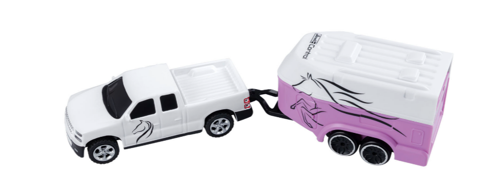Weißer LKW, der einen rosa-weißen Pferdeanhänger auf weißer Oberfläche zieht.