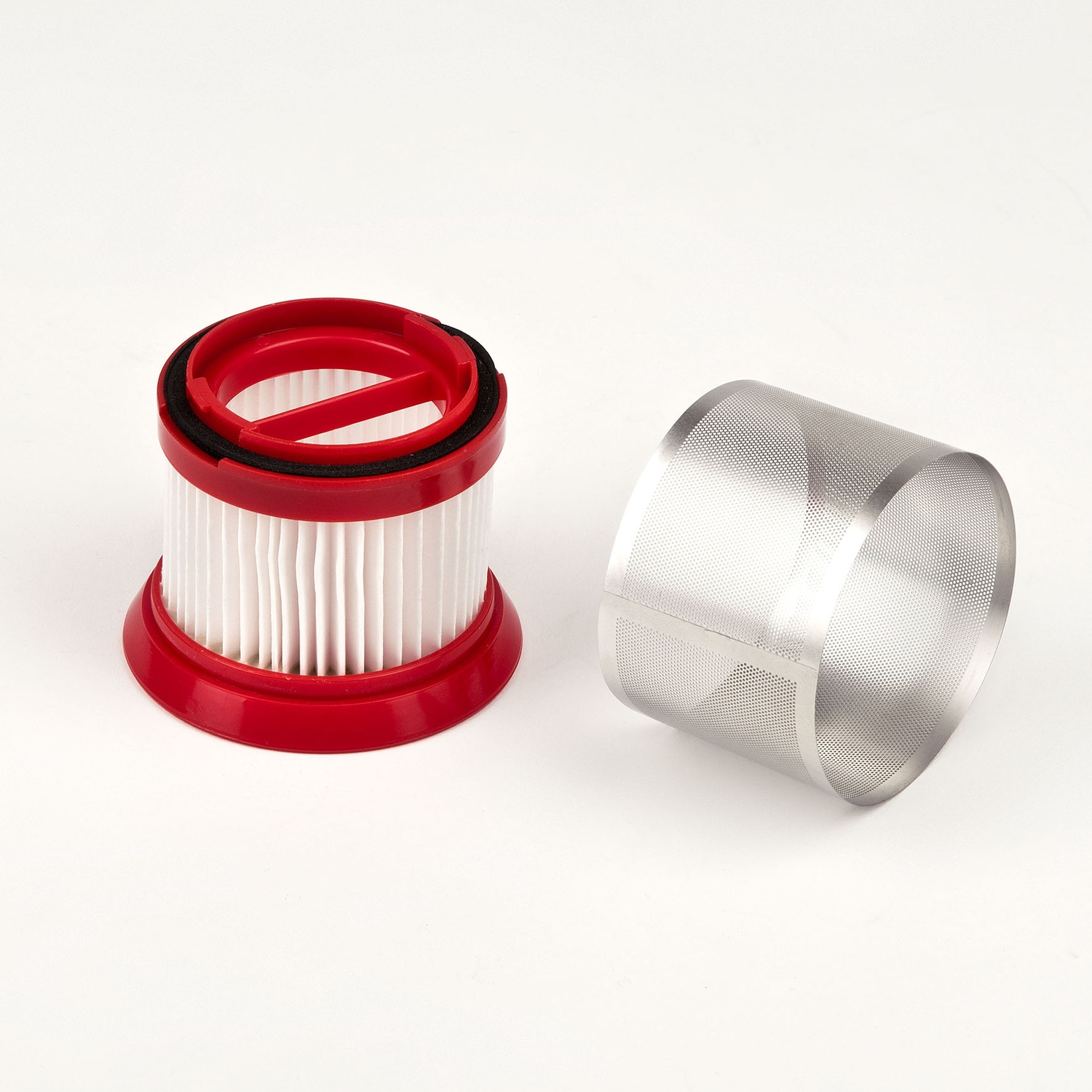 Due filtri d'aria cilindrici, uno rosso, uno argentato, su bianco. Metallo perforato e carta filtro bianca.