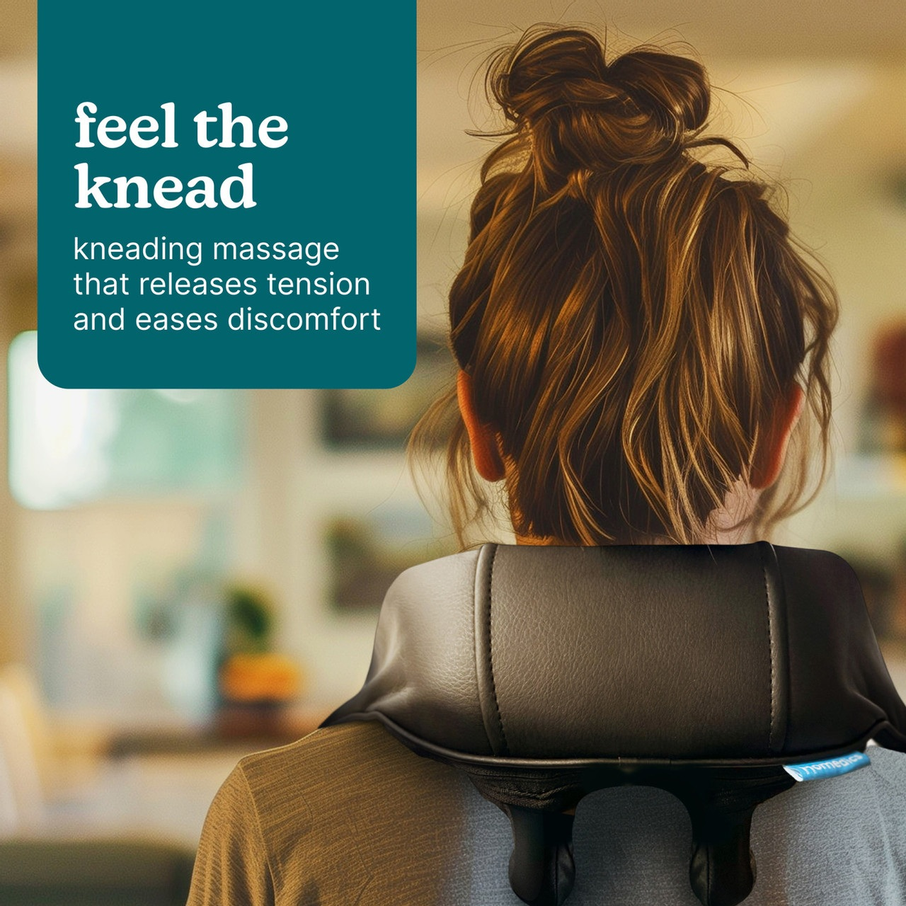Kobieta z masażerem karku, z tekstem 'feel the knead' i jego zaletami.