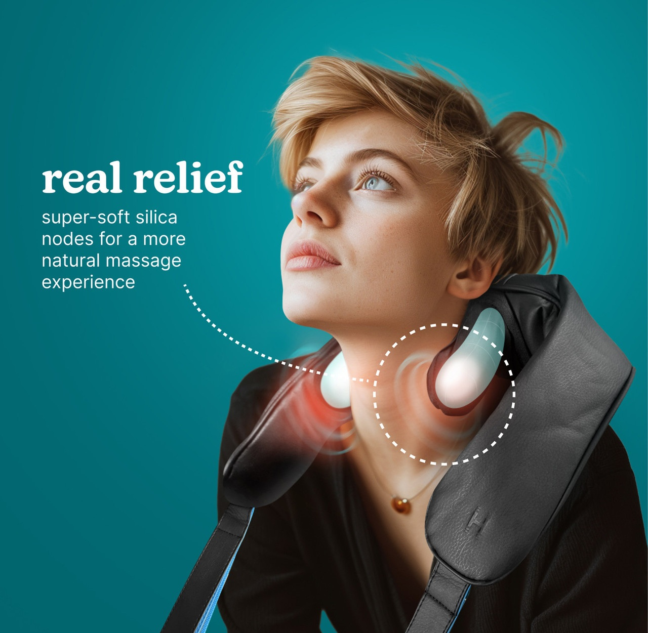 Kobieta z urządzeniem do masażu szyi. Niebieskie tło, tekst i podświetlenia.