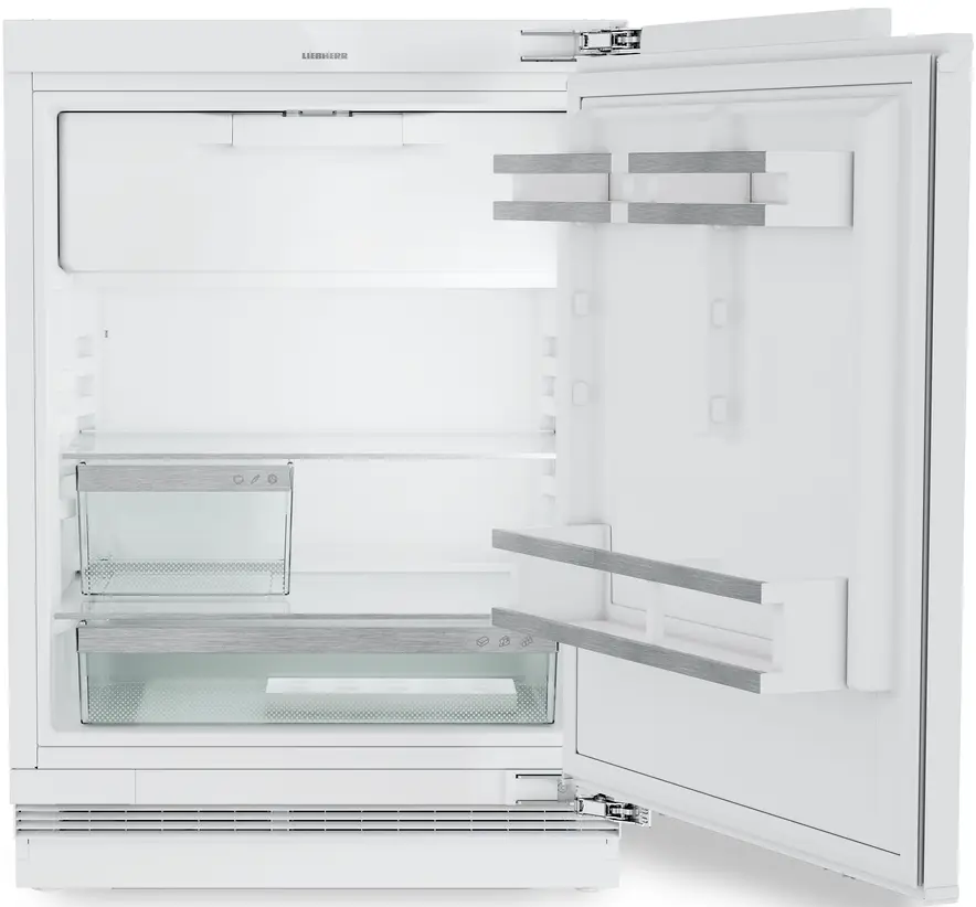 Ein weißer Kühlschrank mit offener Tür. Die Regale sind leer. Der Innenraum ist beleuchtet.