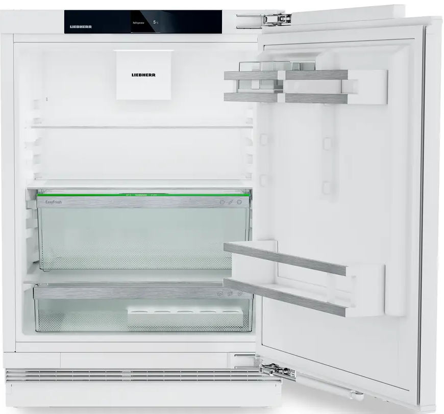 Weißer Kühlschrank mit offener Tür, Regalen und einer Schublade. Liebherr-Logo ist sichtbar.