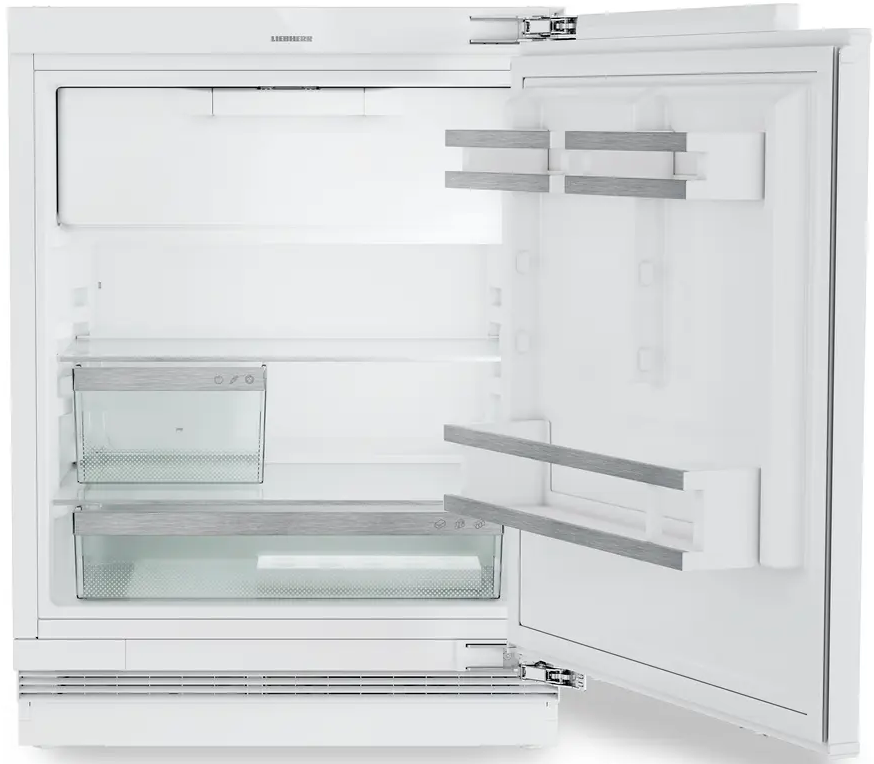 Ein weißer Kühlschrank mit offener Tür, der Regale, Schubladen und Innenbeleuchtung zeigt.